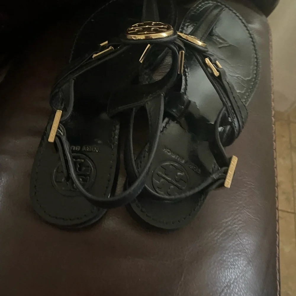 Tory Burch Cassia Black Leather Logo T-Strap Flat Thong Sandals Resortwear 7M